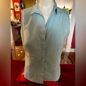 GAP LIGHT BLUE BUTTON DOWN SLEEVELESS STRETCH SHIRT SIZE M